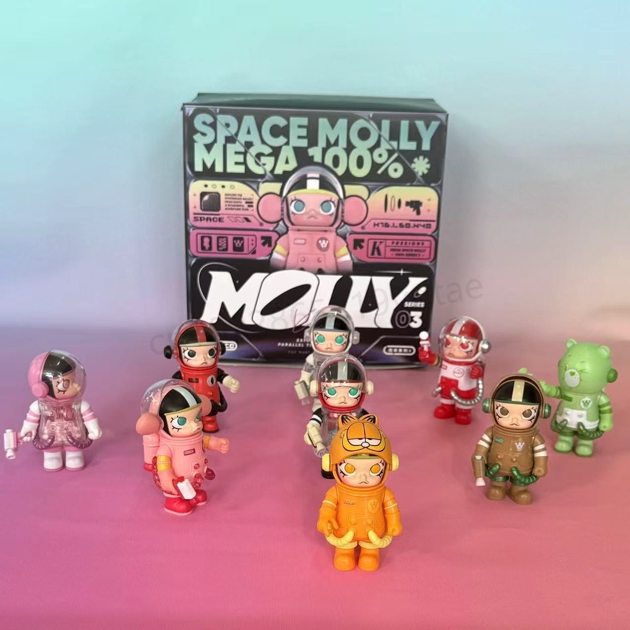 粉色与蓝绿色背景下的 MOLLY 系列组合陈列